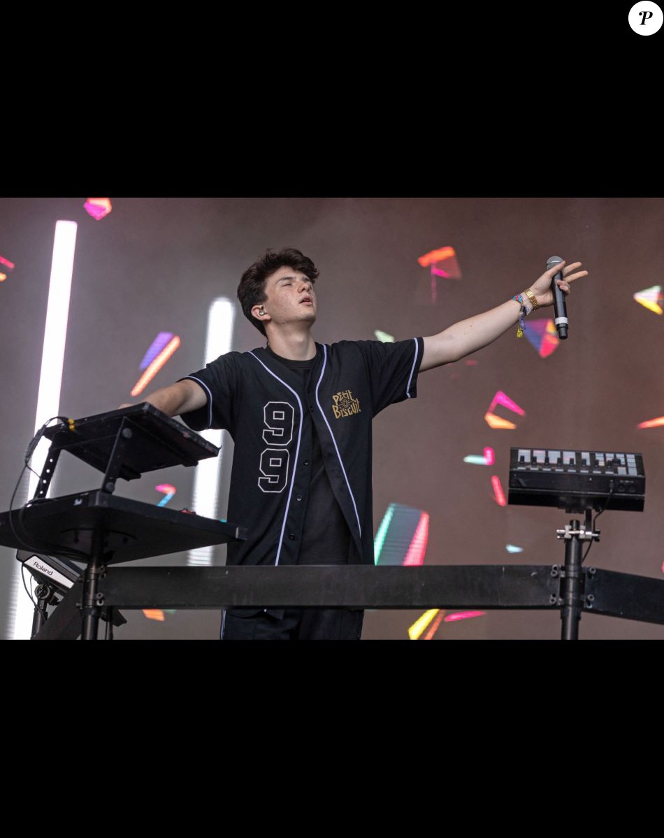 Petit Biscuit métamorphosé le DJ de 22 ans affiche ses abdos et son