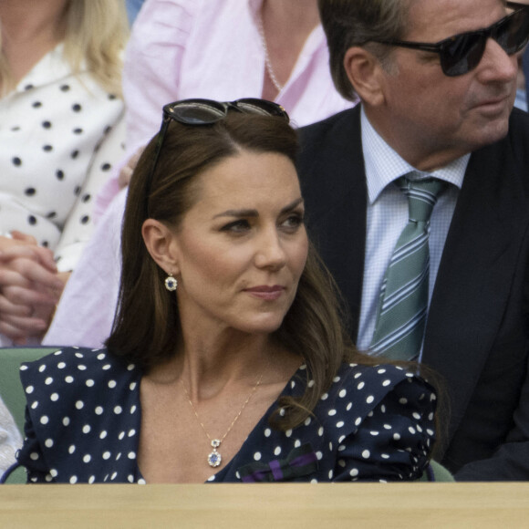 Le prince George de Cambridge - Catherine (Kate) Middleton remet le trophée à Novak Djokovic, vainqueur du tournoi de Wimbledon le 10 juillet 2022.