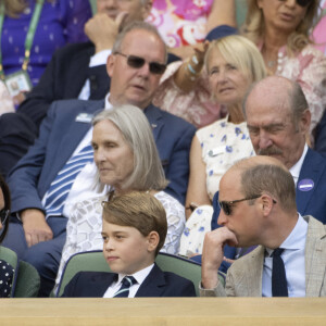 Catherine (Kate) Middleton remet le trophée à Novak Djokovic, vainqueur du tournoi de Wimbledon le 10 juillet 2022.