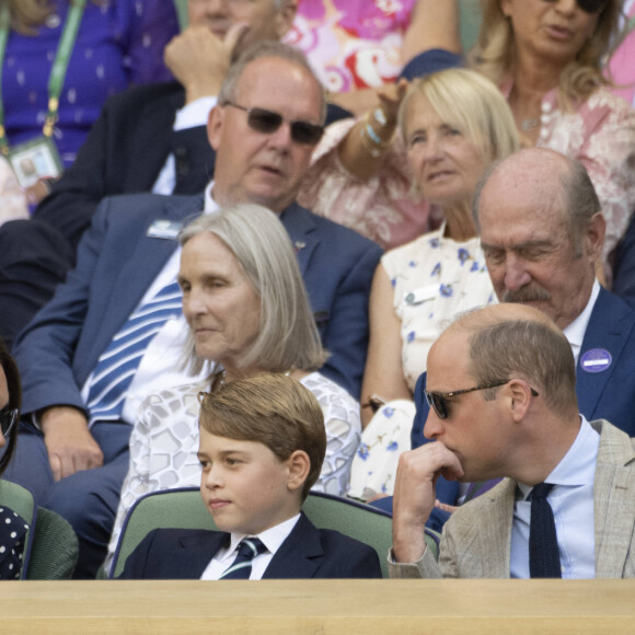 Catherine (Kate) Middleton remet le trophée à Novak Djokovic, vainqueur du tournoi de Wimbledon le 10 juillet 2022.