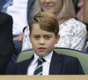 Le prince George de Cambridge - Catherine (Kate) Middleton remet le trophée à Novak Djokovic, vainqueur du tournoi de Wimbledon.