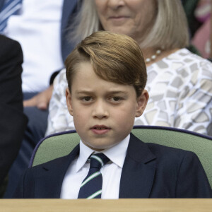 Le prince George de Cambridge - Catherine (Kate) Middleton remet le trophée à Novak Djokovic, vainqueur du tournoi de Wimbledon.