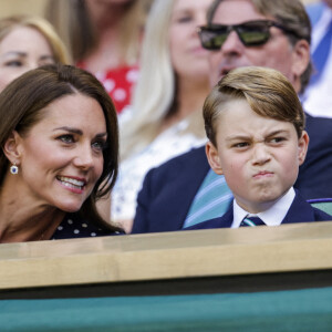 Le prince William, duc de Cambridge, et Catherine (Kate) Middleton, duchesse de Cambridge, avec le prince George de Cambridge dans les tribunes de la finale du tournoi de Wimbledon, le 10 juillet 2022.