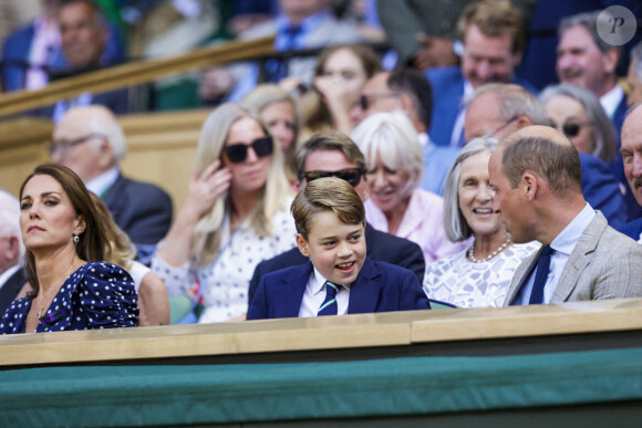 Le prince William, duc de Cambridge, et Catherine (Kate) Middleton, duchesse de Cambridge, avec le prince George de Cambridge dans les tribunes de la finale du tournoi de Wimbledon, le 10 juillet 2022.