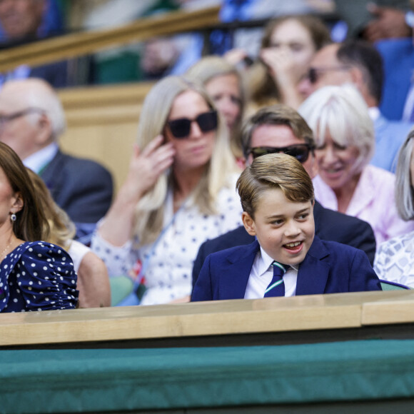 Le prince William, duc de Cambridge, et Catherine (Kate) Middleton, duchesse de Cambridge, avec le prince George de Cambridge dans les tribunes de la finale du tournoi de Wimbledon, le 10 juillet 2022.