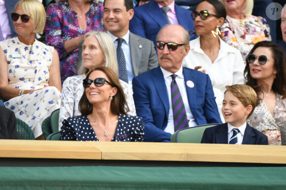 Le prince William, duc de Cambridge, et Catherine (Kate) Middleton, duchesse de Cambridge, avec le prince George de Cambridge dans les tribunes de la finale du tournoi de Wimbledon, le 10 juillet 2022.