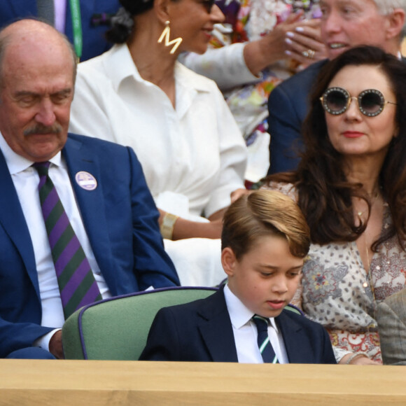 Le prince William, duc de Cambridge, et Catherine (Kate) Middleton, duchesse de Cambridge, avec le prince George de Cambridge dans les tribunes de la finale du tournoi de Wimbledon, le 10 juillet 2022.