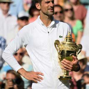 Catherine (Kate) Middleton, duchesse de Cambridge,remet le trophée à Novak Djokovic, vainqueur du tournoi de Wimbledon face à Nick Kyrgios (4/6 - 6/3 - 6/4 - 7/6), le 10 juillet 2022.
