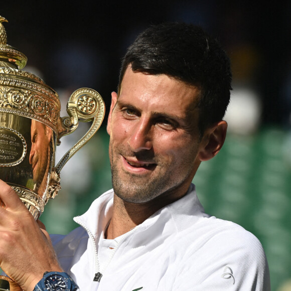 Catherine (Kate) Middleton, duchesse de Cambridge,remet le trophée à Novak Djokovic, vainqueur du tournoi de Wimbledon face à Nick Kyrgios (4/6 - 6/3 - 6/4 - 7/6), le 10 juillet 2022.