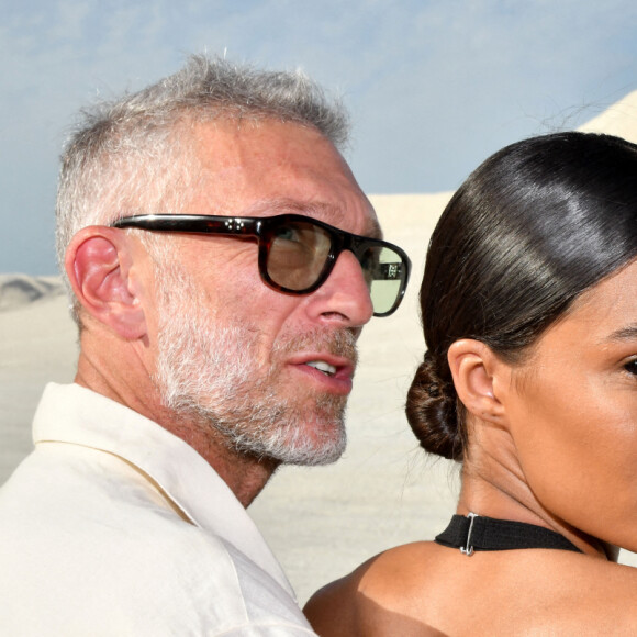 Vincent Cassel et sa femme Tina Kunakey durant le défilé "Le Papier" la collection automne hiver 2022-2023 de Simon Porte Jacquemus aux Salin de Giraud à Arles, le 27 juin 2022. Après Hawaï en mars dernier, Jacquemus est de retour en Provence, sa terre natale. Trois ans après avoir défilé dans un champ de lavande à Valensole, dans les Alpes-de-Haute-Provence, le designer originaire de Mallemort, petite ville située entre Marseille et Avignon, s'offre ainsi un retour aux sources qui inspire depuis 2009 ses créations. © Bruno Bebert/Bestimage 