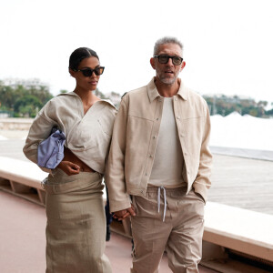 Vincent Cassel et sa femme Tina Kunakey se promènent sur la croisette lors du 75ème Festival International du Film de Cannes, le 23 mai 2022. 