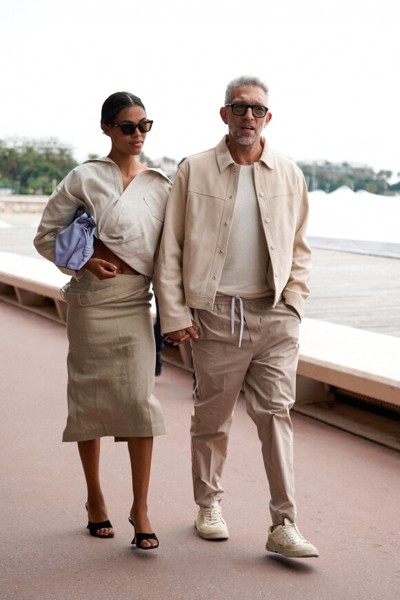 Vincent Cassel et sa femme Tina Kunakey se promènent sur la croisette lors du 75ème Festival International du Film de Cannes, le 23 mai 2022. 