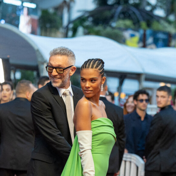 Tina Kunakey et son mari Vincent Cassel - Montée des marches du film " Les crimes du futur " lors du 75ème Festival International du Film de Cannes. Le 23 mai 2022 © Olivier Borde / Bestimage 