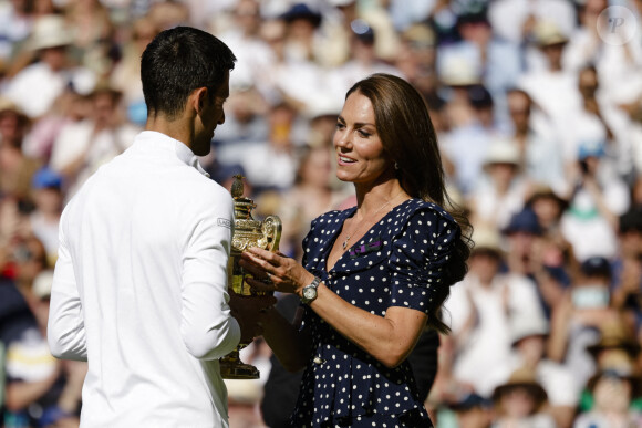 Catherine (Kate) Middleton, duchesse de Cambridge,remet le trophée à Novak Djokovic, vainqueur du tournoi de Wimbledon face à Nick Kyrgios (4/6 - 6/3 - 6/4 - 7/6), le 10 juillet 2022. 