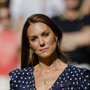 Catherine (Kate) Middleton, duchesse de Cambridge,remet le trophée à Novak Djokovic, vainqueur du tournoi de Wimbledon face à Nick Kyrgios (4/6 - 6/3 - 6/4 - 7/6)