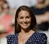 Catherine (Kate) Middleton, duchesse de Cambridge,remet le trophée à Novak Djokovic, vainqueur du tournoi de Wimbledon face à Nick Kyrgios