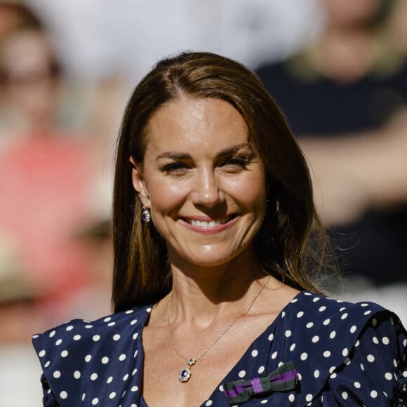 Catherine (Kate) Middleton, duchesse de Cambridge,remet le trophée à Novak Djokovic, vainqueur du tournoi de Wimbledon face à Nick Kyrgios