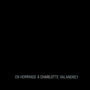 La production de la série "Demain nous appartient" rend hommage à Charlotte Valandrey sur TF1.