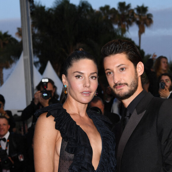 Pierre Niney et sa femme Natasha Andrews à la montée des marches du film "Mascarade" lors du 75ème Festival International du Film de Cannes, France, le 27 mai 2022. © Rachid Bellak/Bestimage 