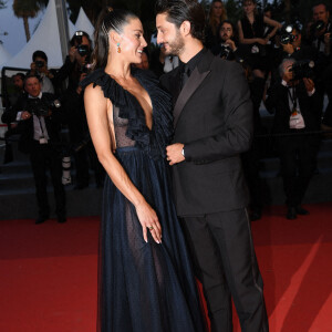 Pierre Niney et sa femme Natasha Andrews à la montée des marches du film "Mascarade" lors du 75ème Festival International du Film de Cannes, France, le 27 mai 2022. © Rachid Bellak/Bestimage 