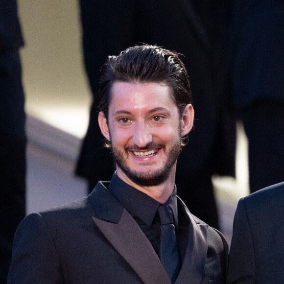 Pierre Niney - Montée des marches du film " Mascarade " lors du 75ème Festival International du Film de Cannes. Le 27 mai 2022 © Olivier Borde / Bestimage 