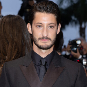 Pierre Niney - Montée des marches du film " Mascarade " lors du 75ème Festival International du Film de Cannes. © Olivier Borde / Bestimage 
