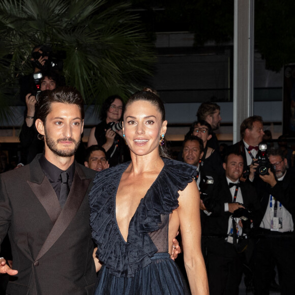 Pierre Niney et sa femme Natasha Andrews - Montée des marches du film " Mascarade " lors du 75ème Festival International du Film de Cannes. Le 27 mai 2022 © Cyril Moreau / Bestimage 