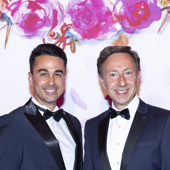 Stéphane Bern et son compagnon Yori Bailleres lors du Bal de la Rose 2022 au Sporting Club de Monaco en faveur de la Fondation Princesse Grace le 8 juillet 2022. © Cyril Moreau / Pool Monaco / Bestimage 