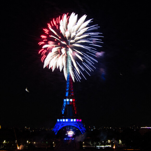 Illustration du feu d'artifice du 14 juillet à la Tour Eiffel à Paris. Le 14 juillet 2022 © Federico Pestellini / Panoramic / Bestimage 