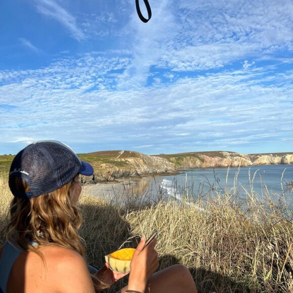 Laury Thilleman célibataire : elle dévoile sa silhouette de rêve, pour ses premières vacances en solo