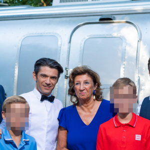 Exclusif - Yannis Chebbi, Gautier Capuçon, Françoise Noguès et ses petits-enfants (les enfants de son fils Laurent Macron), Stéphane Bern (Chaussures Louboutin aux couleurs Bleu Blanc Rouge) - Backstage de l'enregistrement de l'émission "Le concert de Paris" à la Tour Eiffel pour le 14 Juillet à Paris © Pierre Perusseau-Tiziano da Silva / Bestimage