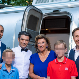 Exclusif - Yannis Chebbi, Gautier Capuçon, Françoise Noguès et ses petits-enfants (les enfants de son fils Laurent Macron), Stéphane Bern (Chaussures Louboutin aux couleurs Bleu Blanc Rouge) - Backstage de l'enregistrement de l'émission "Le concert de Paris" à la Tour Eiffel pour le 14 Juillet à Paris © Pierre Perusseau-Tiziano da Silva / Bestimage