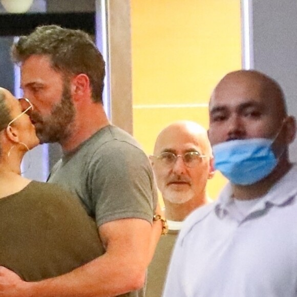 Exclusif - Jennifer Lopez et Ben Affleck s'embrassent et se font un câlin à la sortie du Soho House à West Hollywood le 23 mai 2022. 