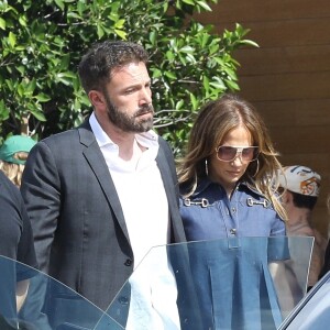 Exclusif - Jennifer Lopez et son fiancé Ben Affleck déjeunent avec Guadalupe (la mère de Jennifer) à Malibu. Los Angeles, le 15 mai 2022. 