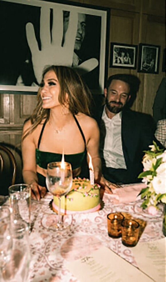 Jennifer Lopez célèbre la Fête des Mères avec son fiancé Ben Affleck au restaurant à Los Angeles, le 8 mai 2022. 