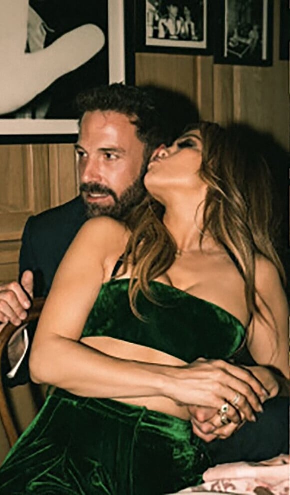 Jennifer Lopez célèbre la Fête des Mères avec son fiancé Ben Affleck au restaurant à Los Angeles, le 8 mai 2022. 
