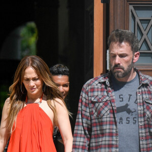 Exclusif - Jennifer Lopez et son fiancé Ben Affleck continuent de visiter des villas à Los Angeles, le 24 avril 2022. 