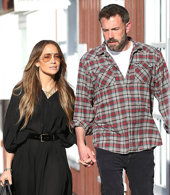 Ben Affleck et sa fiancée Jennifer Lopez partent main dans la main après un long déjeuner au Country Mart de Brentwood, Los Angeles, Californie, Etats-Unis, le 23 avril 2022. 