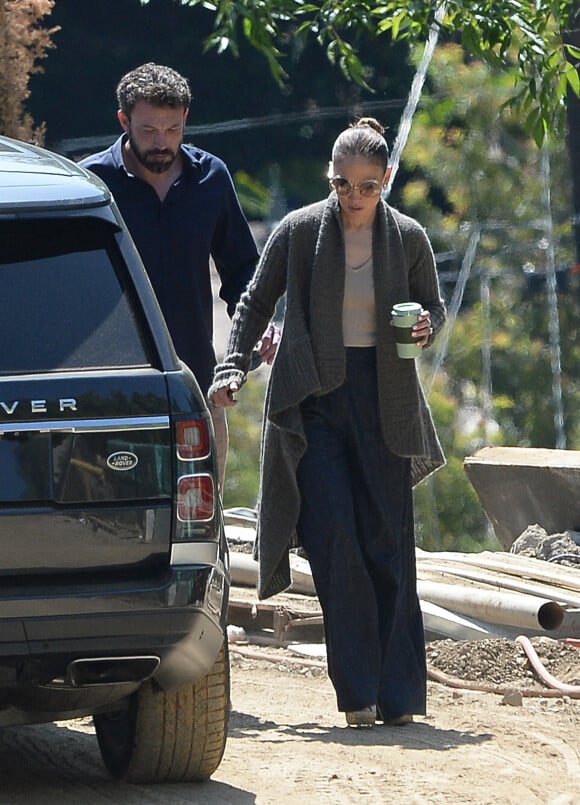 Ben Affleck et sa fiancée Jennifer Lopez visitent un chantier en quête d'une nouvelle maison à Los Angeles, le 17 avril 2022. En galant homme, Ben Affleck ouvre la portière de la voiture à sa chère et tendre. 