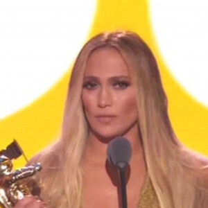 Jennifer Lopez fond en larmes en regardant son compagnon Alex Rodriguez, sa mère Guadalupe Rodriguez et ses enfants Max et Emme dans le public des MTV Video Awards alors qu'elle reçoit le Michael Jackson Vanguard Award, le 20 août 2018. 