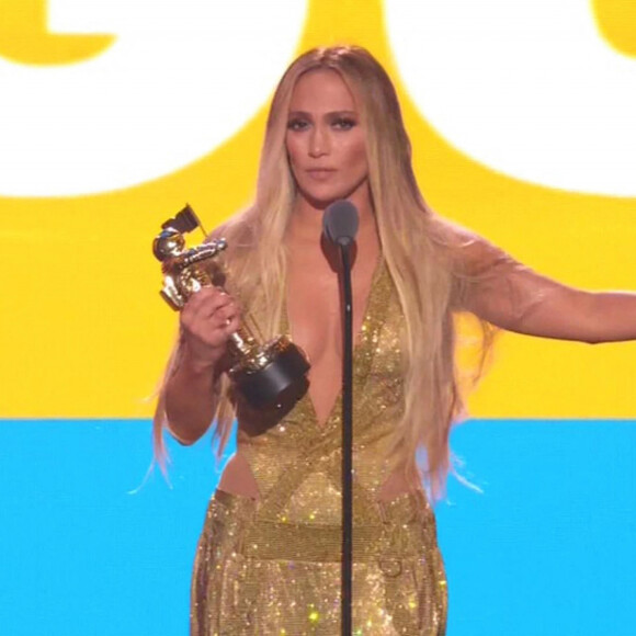 Jennifer Lopez fond en larmes en regardant son compagnon Alex Rodriguez, sa mère Guadalupe Rodriguez et ses enfants Max et Emme dans le public des MTV Video Awards alors qu'elle reçoit le Michael Jackson Vanguard Award, le 20 août 2018. 