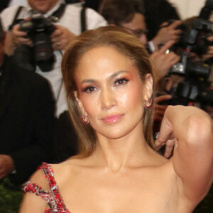 Jennifer Lopez - Soirée Costume Institute Gala 2015 (Met Ball) au Metropolitan Museum, célébrant l'ouverture de Chine: à travers le miroir à New York. Le 4 mai 2015. 