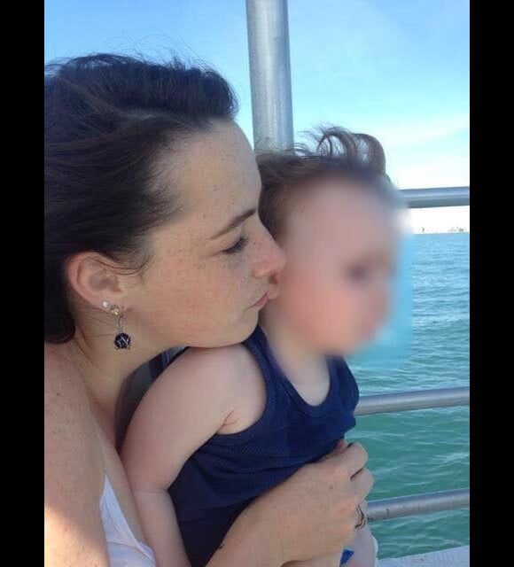 Photo de Carine Ramière, tuée par son ex-compagnon devant son fils. Cliché issue de la page Facebook "Combats" tenue par la soeur de la victime. Elle pose ici avec son garçon qui est aujourd'hui âgé de 7 ans