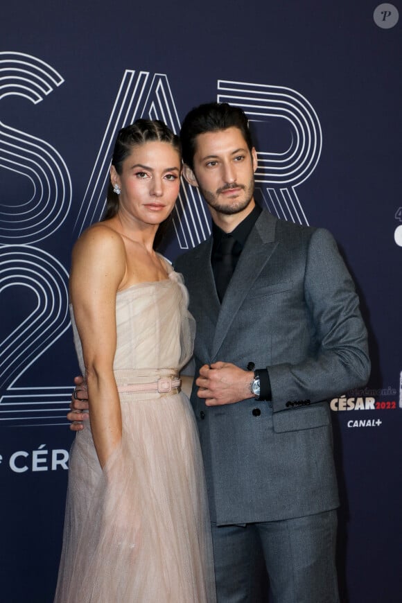 Pierre Niney (habillé en Dior Homme et montre Montblanc) et sa compagne Natasha Andrews (habillée en Dior et bijoux Van Cleef & Arpels) - Photocall de la 47ème édition de la cérémonie des César à l'Olympia à Paris, le 25 février 2022. © Borde-Jacovides/Bestimage 