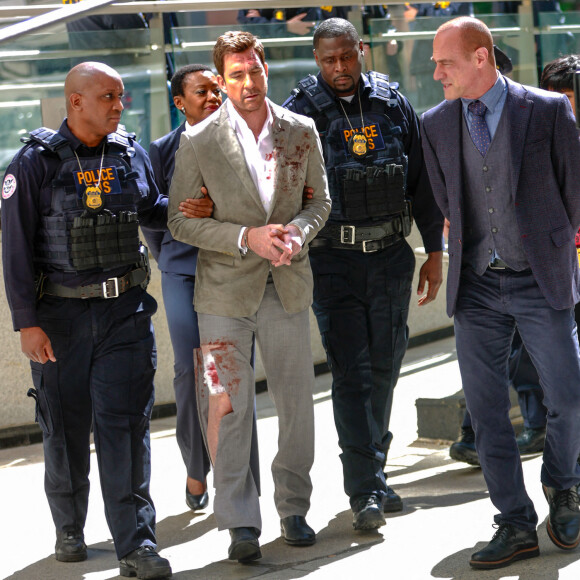 Christopher Meloni et Dylan McDermott sur le tournage de la série "New York Unité Spéciale : Crimes Organisés" dans le quartier de Manhattan à New York City, Etats-Unis, le 17 mai 2021.