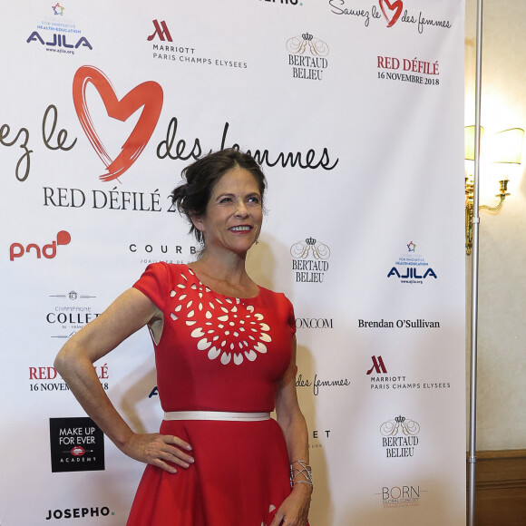 Charlotte Valandrey (robe Christophe Guillarmé) - Red défilé pour l'association "Sauvez le coeur des femmes" by Ajila à l'hôtel Marriott à Paris le 16 novembre 2018. " Sauvez le Coeur des Femmes " déroule son tapis rouge à l'occasion du " Red Défilé ". Cet événement incontournable est l'occasion d'inviter des entreprises, des femmes d'influence et les media à se parer de rouge et défiler pour alerter et sensibiliser le plus grand nombre de personnes aux maladies cardiovasculaires chez la femme. © Christophe Guillarmé via Bestimage