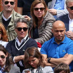 Gérard Holtz et sa femme Muriel Mayette, Eric Judor et sa compagne - People dans les tribunes des Internationaux de France de tennis de Roland Garros à Paris. Le 28 mai 2015;