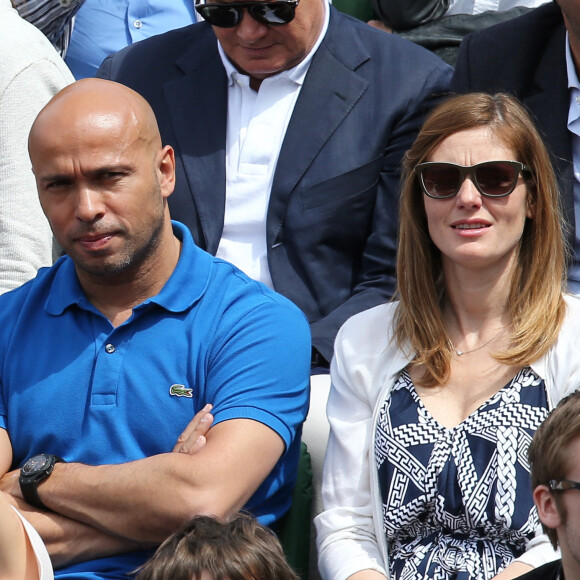 Eric Judor et sa compagne - People dans les tribunes des Internationaux de France de tennis de Roland Garros à Paris. Le 28 mai 2015.