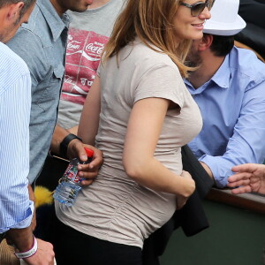 Eric Judor et sa nouvelle compagne enceinte aux Internationaux de France de tennis de Roland Garros à Paris, le 29 mai 2014.