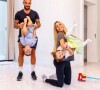 Julien Tanti et Manon Marsault posent avec leurs enfants Angelina et Tiago